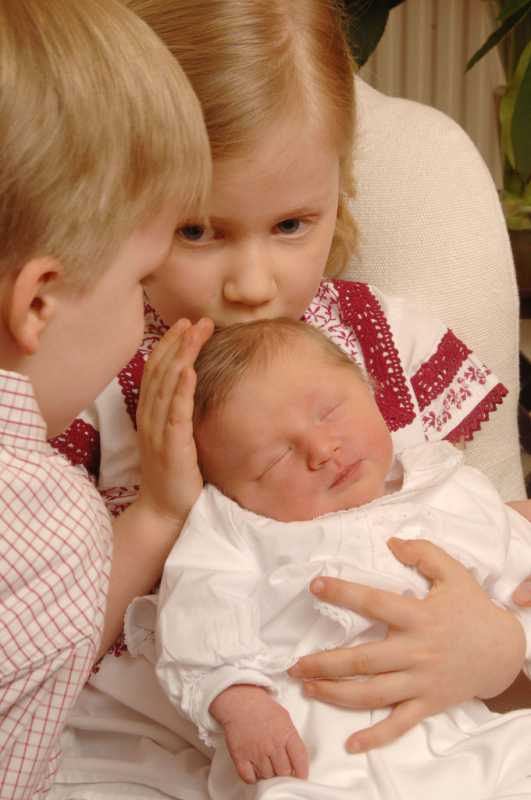 2008-newborn-baby-Princess-Eleonore-Belgium-admired.jpg